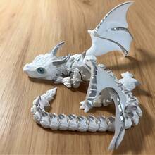3D打印双角龙雕像，翅膀灵活，鳞片色彩丰富——可摆造型的收藏模型，眼神灵动，无需电池，适合14岁及以上青少年和成人，奇幻多彩设计（蓝/黄/红/紫）——经久耐用，是家居、办公室、游戏室的理想装饰品。 - 白色 - 查看 4