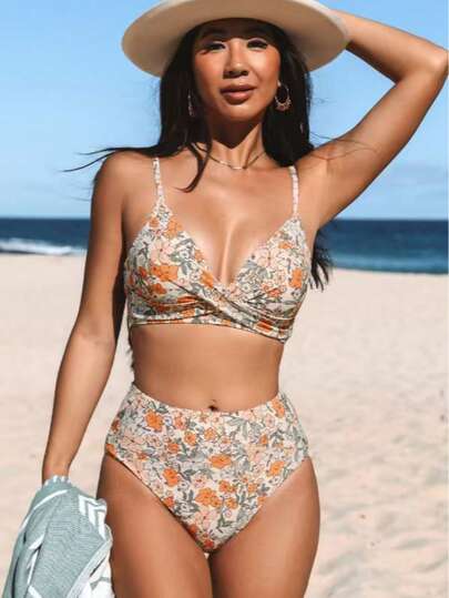 Bộ bikini nữ in hoa gợi cảm với dây chéo phía trước, thích hợp cho kỳ nghỉ hè trên bãi biển.