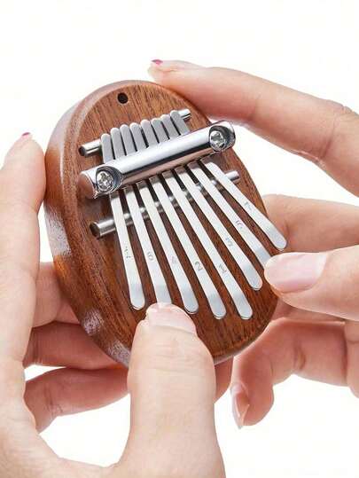 1 pieza Mini Kalimba Piano de pulgar - Instrumento musical portátil de madera hecho a mano con correa y cuerda colgante, regalo perfecto para principiantes de música, Día de San Valentín, cumpleaños y fiestas (Llavero colgante/Accesorio de bolso)