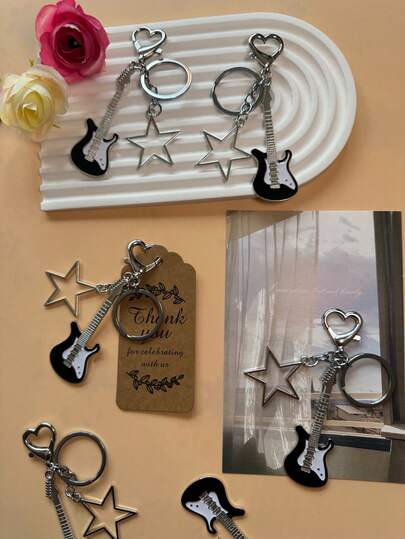 18/9/3 件套仿金属乐器吉他五角星钥匙扣套装，包含吉他钥匙扣、礼品袋和感谢卡，复古甜美风格，可作手提袋/汽车装饰，是馈赠亲朋好友的完美之选。