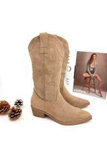Elegant Women's Cowboy Boots With A Zipper, 5 Cm Heel, Khaki Brown Color, Perfect For Casual And Seasonal Looks. Made Of Suede-Like Material, Soft To The Touch And With A Western Style Finish. Ideal To Combine With Jeans, Dresses Or Skirts, Adding A Modern And Versatile Touch. - 卡其色 - 查看 2