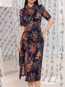 Áo sườn xám truyền thống dành cho nữ, thiết kế cổ đứng, cài cúc phía trước, viền tương phản, họa tiết hoa toàn thân, dáng ôm sát, thích hợp cho các dịp trang trọng như dạ hội, đám cưới, lễ hội, sự kiện thảm đỏ và tiệc tùng. - Màu xanh hải quân - Xem 6