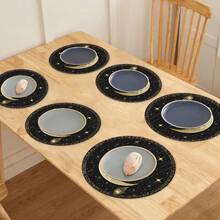 Set 1/2/4/6/8/300 buc, șervețele rotunde de lux, fundal negru cu modele de lună și felinare de Ramadan, dimensiuni 15*15 inch/38*38 cm. Mai multe modele disponibile, fiecare perfect potrivit pentru cinele de Ramadan și decorul casei. Fabricate din material 100% poliester, lavabile la mașină, o alegere ideală pentru decorarea casei. - Multicolor - Vizualizare 5