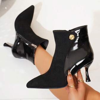 Nuevas botas de tobillo de punta fina para mujer para otoño/invierno, diseño de patchwork de gamuza y cuero patentado, tacones altos elegantes y versátiles para la oficina y citas, acento de hebilla metálica, tacón de stiletto estilizado que favorece las piernas