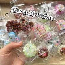 各种造型的软萌玩具，包括甜甜圈和各种甜点，例如蓬松的芝士蛋糕、饼干、吐司、华夫饼、冰淇淋等等，适合作为青少年生日礼物（款式和颜色随机搭配） - 彩色 - 查看 1