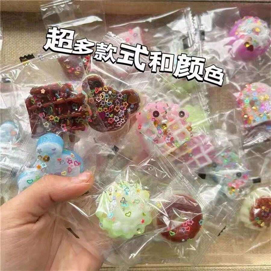 各种造型的软萌玩具,包括甜甜圈和各种甜点,例如蓬松的芝士蛋糕、饼干、吐司、华夫饼、冰淇淋等等,适合作为青少年生日礼物(款式和颜色随机搭配) - 彩色 - 查看 1