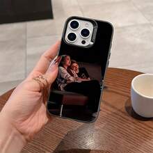 Funda de Teléfono con Tema de Anime que Presenta una Chica de Crepúsculo a la Moda, Compatible con los Modelos de 17, 16E, 16, 15, 14, 13, 12, 11, Pro, Max, Plus. Tiene un acabado mate y está diseñado para prevenir caídas. - Negro - Ver 4