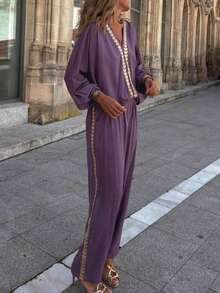 这款女士休闲波西米亚风纯色金色叶子刺绣套装包含一件V领蝙蝠袖上衣和一条阔腿裤。柔软舒适的面料适合节日、休闲活动、音乐节、日常外出、咖啡约会等各种场合。是春夏的理想之选。 - 深紫色 - 查看 4