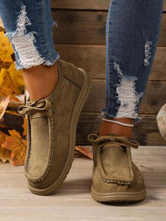 Damskor i enfärgade slip-on-modell med snören, lämpliga för kontorsbruk på vår och höst