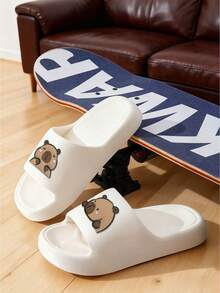 新款时尚简约男女通用休闲拖鞋，适合日常穿着。加厚防滑鞋底，透气柔软。采用EVA材质，专为浴室使用而设计，抗菌速干。超强减震设计，适合海滩/户外/室内卧室/浴室等多种场合。[建议选择比平时大一码的尺码，穿着更舒适]，春夏穿搭之选。 - 白色 - 查看 5