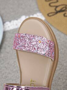 最新热销单品，时尚魔术贴可调节女童平底凉鞋，适合日常穿着、露营、海滩、派对、校园等各种场合。 - 粉色 - 查看 6