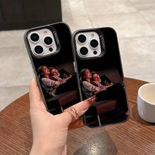 Funda de Teléfono con Tema de Anime que Presenta una Chica de Crepúsculo a la Moda, Compatible con los Modelos de 17, 16E, 16, 15, 14, 13, 12, 11, Pro, Max, Plus. Tiene un acabado mate y está diseñado para prevenir caídas. - Negro - Ver 3