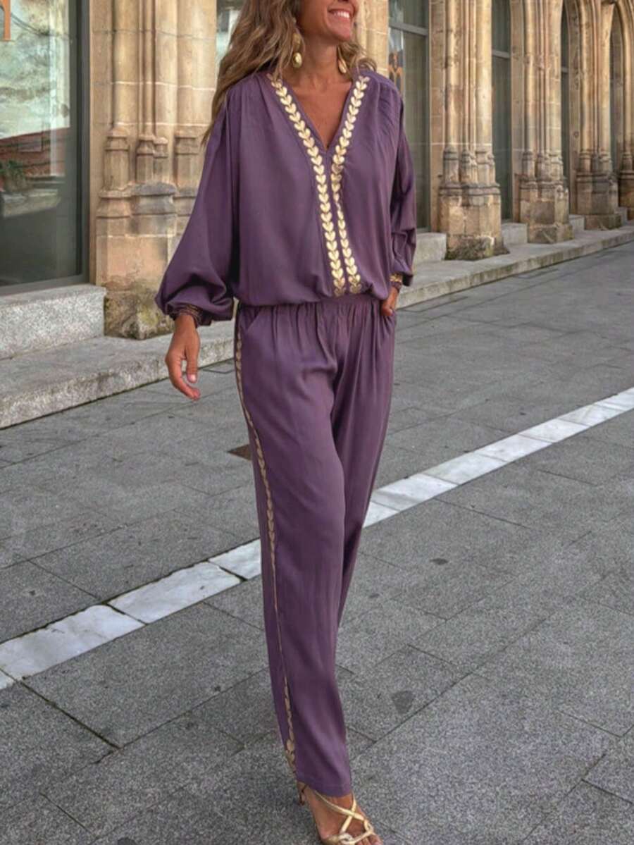 这款女士休闲波西米亚风纯色金色叶子刺绣套装包含一件V领蝙蝠袖上衣和一条阔腿裤。柔软舒适的面料适合节日、休闲活动、音乐节、日常外出、咖啡约会等各种场合。是春夏的理想之选。 - 深紫色 - 查看 1