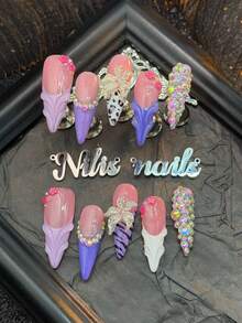 10片手工亚克力美甲贴片，包括尖头美甲、粉色美甲、紫白法式美甲、手绘豹纹和斑马纹，3D立体设计，饰有水钻、珍珠、蝴蝶结和其他美甲配件。这款3D立体花卉装饰亚克力美甲套装适合新年、日常、聚会、派对等场合，是送给女性和女孩的绝佳礼物。套装包含1片果冻棉片和1个指甲锉。 - 粉色 - 查看 3