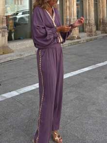 这款女士休闲波西米亚风纯色金色叶子刺绣套装包含一件V领蝙蝠袖上衣和一条阔腿裤。柔软舒适的面料适合节日、休闲活动、音乐节、日常外出、咖啡约会等各种场合。是春夏的理想之选。 - 深紫色 - 查看 3