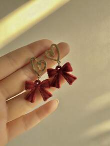 一对红色毛绒心形蝴蝶结耳环，简约时尚，适合秋冬季佩戴，散发着高端甜美优雅的气息，是女性在圣诞节、情人节和其他节日佩戴的完美之选。 - 愛心蝴蝶結 - 查看 3