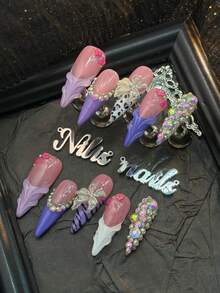 10片手工亚克力美甲贴片，包括尖头美甲、粉色美甲、紫白法式美甲、手绘豹纹和斑马纹，3D立体设计，饰有水钻、珍珠、蝴蝶结和其他美甲配件。这款3D立体花卉装饰亚克力美甲套装适合新年、日常、聚会、派对等场合，是送给女性和女孩的绝佳礼物。套装包含1片果冻棉片和1个指甲锉。 - 粉色 - 查看 5