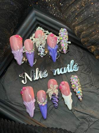 10片手工亚克力美甲贴片，包括尖头美甲、粉色美甲、紫白法式美甲、手绘豹纹和斑马纹，3D立体设计，饰有水钻、珍珠、蝴蝶结和其他美甲配件。这款3D立体花卉装饰亚克力美甲套装适合新年、日常、聚会、派对等场合，是送给女性和女孩的绝佳礼物。套装包含1片果冻棉片和1个指甲锉。