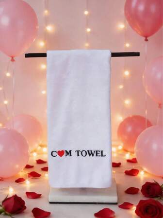 1 pièce Serviette de main de 12 pouces en microfibre super douce avec broderie de cœur rouge, cadeau humoristique et créatif pour adulte pour la petite amie/épouse, convient pour la Saint-Valentin, l'anniversaire de mariage, les cadeaux farfelus, les fêtes de célibataires, la décoration de salle de bain, la décoration de Noël et plus encore