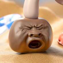 Yawning Person Shaped Keychain With Water Spray Function - Funny Ugly Face Yawning Water Gun, Travel Game Pocket Toy, Stress Relief Gag Gift