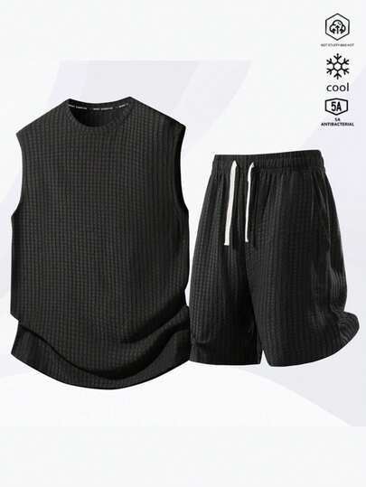 Bộ đồ nam gồm áo tank top và quần short dáng rộng màu trơn, thích hợp mặc mùa hè.