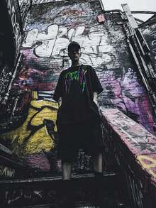 Camiseta gráfica de estilo gótico punk para hombres, top de manga corta de moda callejera urbana - Negro - Ver 6