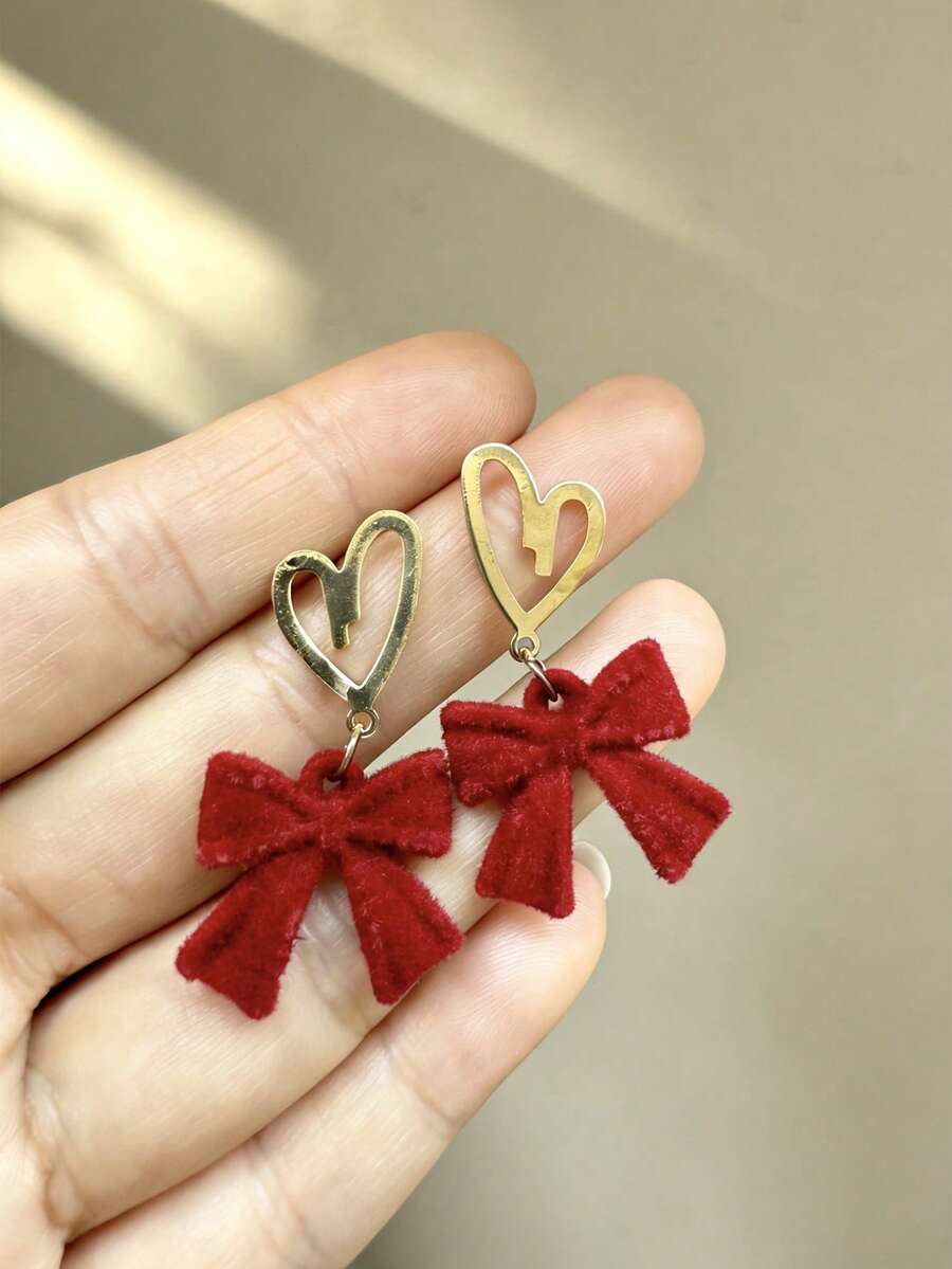 一对红色毛绒心形蝴蝶结耳环，简约时尚，适合秋冬季佩戴，散发着高端甜美优雅的气息，是女性在圣诞节、情人节和其他节日佩戴的完美之选。 - 愛心蝴蝶結 - 查看 1