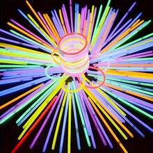 100支/包 多色荧光棒，高品质超亮，可持续发光6-8小时，易于弯曲和激活，是派对装饰、荧光玩具、霓虹派对用品的完美之选，适用于派对、音乐会、酒吧、夜总会、婚礼，也是理想的新年礼物和派对礼品！