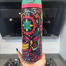 32 OZ, Ribbon Printed Fabric, Sugar Skull, Dinner, Tulips, Cat Head, 32 OZ Insulated Stainless Steel Water Bottle. Equipped With A Straw, Suitable For Sports, Outdoor Activities, Travel, And Student Sports Water Bottles, With A High Degree Of Exquisite Appearance. A Portable Water Bottle With A Straw, Perfect For Use During Exercise. It Can Keep Beverages Cold For Up To 24 Hours And Also Maintain The Temperature Of Hot Water. This Sports Water Bottle Is Designed For People Who Enjoy Drinking Beverages And Is Perfect For Use In Schools, Gyms, Travel, Daily Commuting, Outdoor Picnics, Summer, Autumn, And Winter Outings, Outdoor Activities, Camping, Dormitories, Yoga, Driving, Office Commuting, Teachers, Graduation Gifts, Teacher Gifts, Valentine's Day Gifts, Birthday Gifts, Thanksgiving Gifts, Christmas Gifts, Halloween Gifts, And Other Occasions. - 糖骷髏 - 查看 2