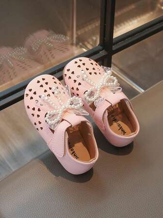 Latest Popular Girls Heart-Shaped Hollow Leather Shoes, Pearl Bow Breathable Flat Bottom Single Sole Shoes, Soft Sole Anti-Slip Princess Shoes Suitable For Daily Wear In All Seasons, Parties, Schools, Camping And Other Occasions
