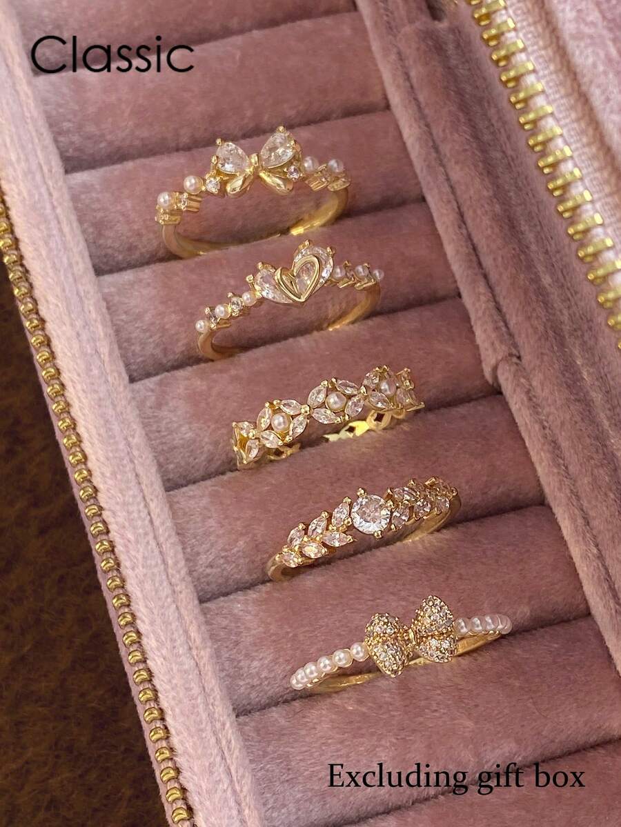 Bộ 5 chiếc nhẫn điều chỉnh được, thanh lịch, tinh tế, đính ngọc trai giả và đá Cubic Zirconia hình trái tim và nơ, thiết kế độc đáo, thích hợp đeo hàng ngày, dự tiệc, họp mặt (Không kèm hộp quà).