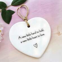 一款可爱的小手造型亚克力摆件，可作为送给父母或祖父母的纪念品，亚克力纪念品