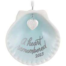 Hallmark Keepsake Adorno de Navidad 2023, corazón recordado, Regalo conmemorativo de Concha de almeja(Multicolor) - Multicolor - Ver 1