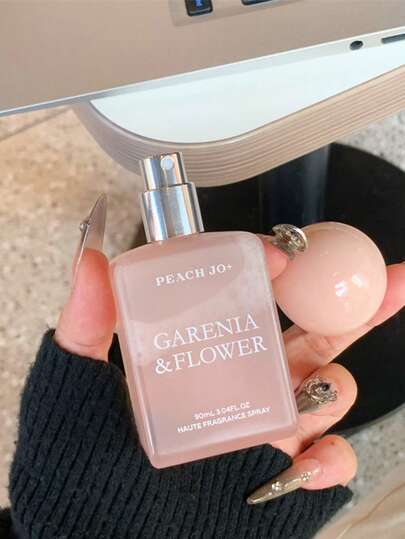 90毫升香氛喷雾，家用空气清新剂，蕴含持久的天然花香，散发优雅的花果香调，香味持久怡人，无异味，令您全身散发迷人魅力。适用于室内外、浴室、约会、派对、假日等场合。