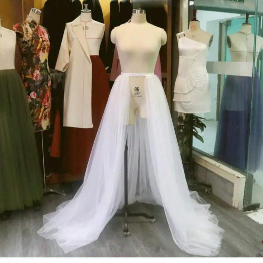 一件装女士黑色可拆卸裙摆 - 轻盈的白色裙摆延伸部分，带有拖尾。可选双层或四层网纱薄纱款式，采用半包裹式围裙设计，中间略微开口。
