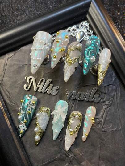 10 st. press-on naglar stiletto nagelset, vita och gröna naglar, handgjorda 3D stereo stålkula och kedja och pärlor och blommor nagelkonst tillbehör, handgjorda kromnagelpulver geometriska mönster och 3D vattendropps nagelmönsterdesign, Y2K-stil bärbart nagelkonstset, lämplig för kvinnor för dagliga fester och festivaler och temafester och ceremonier (med: en bit gelélim och en friktionsremsa) nageltillbehör