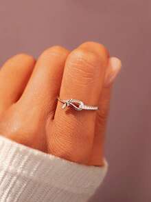 1枚优雅立方氧化锆十字戒指，女士款式，适合婚礼、订婚、周年纪念、派对等场合，也可作为情人节礼物。 - 銀色 - 查看 3