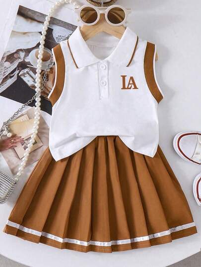 Bộ trang phục thường ngày cho bé gái tuổi teen: Áo tank top cổ polo in chữ và chân váy xếp ly.