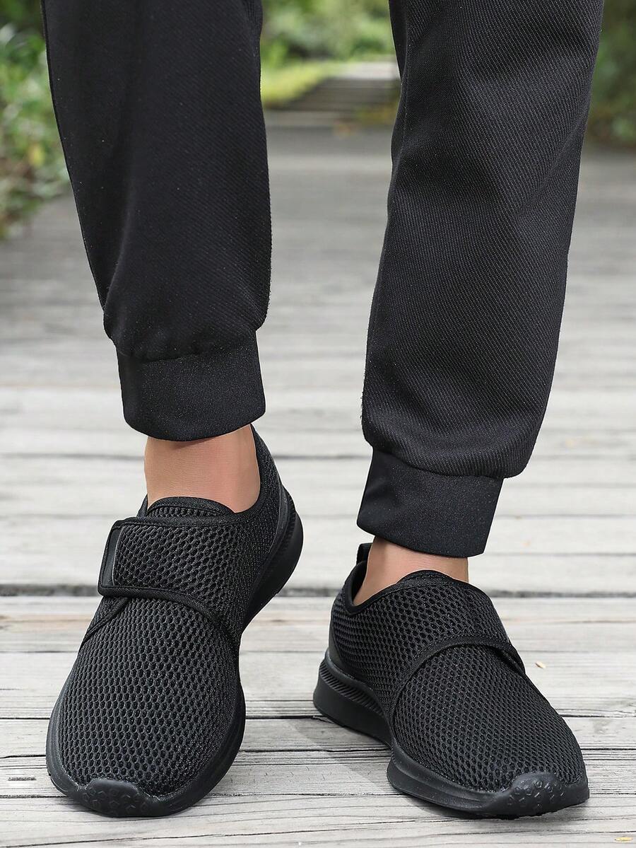 全黑网面透气休闲鞋，轻便套脚鞋，防滑软底鞋，蜂窝网面透气休闲鞋，一脚蹬，通勤步行轻便百搭，适合通勤、步行，简约百搭风格，适合追求舒适低调风格的人士。
