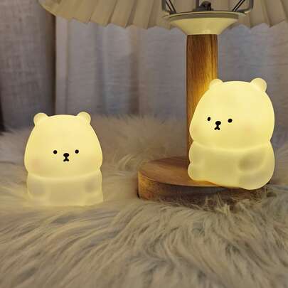 柔和不刺眼的LED小狗熊夜灯，PVC材质，小巧便携，纽扣电池供电，适用于卧室、书桌、床头柜等场所。