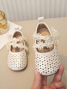 1 Pair Girls' Fashion Lace Bow Elegant Embroidered Floral Minimalist Floral Trim Handmade Faux Pearl Laser Perforated Faux Pearl PU Breathable TPR Non-Slip Sole Strap Round Toe Soft Wear-Resistant Princess Sandals, Suitable For Dresses, Piano Performance, Spring/Summer/Autumn - Beige - View 10