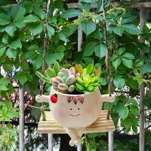 Vaso decorativo suspenso em resina, com design criativo de carinha sorridente e padrão geométrico. Ideal para suculentas, decoração de jardim e pátio. Vaso redondo em resina com formato floral. Não necessita de energia elétrica. - Multicolorido - Ver 5