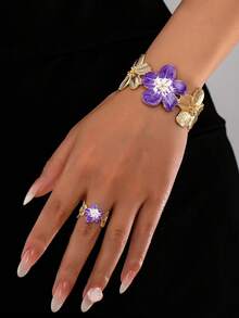 1 Set (1 Brazalete dorado y 1 Anillo grueso) Combinación de brazalete dorado con grabado floral vintage y anillo floral grueso, duradero para el verano, adecuado para uso diario de mujeres, vacaciones, reuniones y eventos - Morado - Ver 8
