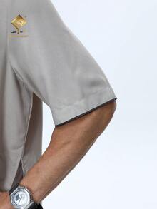 AL HARAMAIN Túnica HARAMAIN para hombres con diseño de 4 botones, estilo de cuello alto de moda y manga corta, túnica árabe para hombres talla grande vendida, elegante túnica árabe para hombres - Suave túnica de manga larga para oración, lavable a máquina, adecuada para todas las estaciones y ocasiones religiosas, diseño de cuello redondo, textura suave - Gris Claro - Ver 11