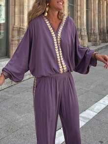 这款女士休闲波西米亚风纯色金色叶子刺绣套装包含一件V领蝙蝠袖上衣和一条阔腿裤。柔软舒适的面料适合节日、休闲活动、音乐节、日常外出、咖啡约会等各种场合。是春夏的理想之选。 - 深紫色 - 查看 7