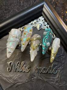 10片装美甲贴片套装，尖头美甲，白色和绿色美甲贴片，手工3D立体钢珠、链条、珍珠和花朵美甲配件，手工镀铬美甲粉几何图案和3D水滴美甲图案设计，Y2K风格可佩戴美甲套装，适合女性日常、派对、节日、主题派对和仪式使用（包含：一片果冻胶和一条摩擦条）美甲用品 - 白色 - 查看 7