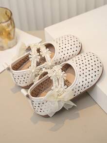 1 Pair Girls' Fashion Lace Bow Elegant Embroidered Floral Minimalist Floral Trim Handmade Faux Pearl Laser Perforated Faux Pearl PU Breathable TPR Non-Slip Sole Strap Round Toe Soft Wear-Resistant Princess Sandals, Suitable For Dresses, Piano Performance, Spring/Summer/Autumn - Beige - View 12