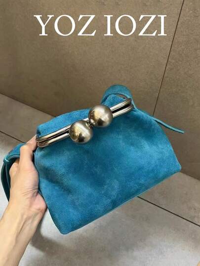 韩版小众设计哑光翻盖斜挎包，通勤、外出、日常购物，新款韩版天鹅绒锁扣设计单肩包，女士款