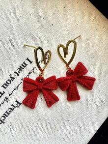 一对红色毛绒心形蝴蝶结耳环，简约时尚，适合秋冬季佩戴，散发着高端甜美优雅的气息，是女性在圣诞节、情人节和其他节日佩戴的完美之选。 - 愛心蝴蝶結 - 查看 5