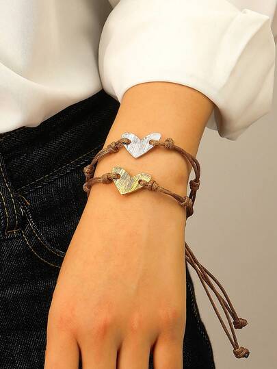 两件套复古艺术西部牛仔风格心形皮绳手链，手工编织而成，时尚百搭，适合女性佩戴，可用于宴会、派对、日常约会、通勤等场合，也是馈赠朋友和情侣的理想礼物。